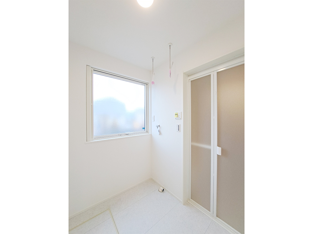 【脱衣室兼ドライルーム】物干し金具付きでお天気を気にせずお部屋干しできます。※窓は付きません。※写真はイメージです。